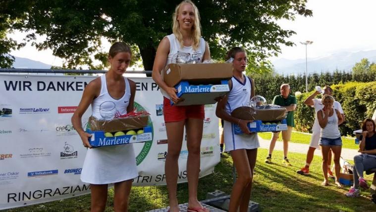 Das Podium der Damen mit den Zwillingen Covi und Siegerin Julia Mayr