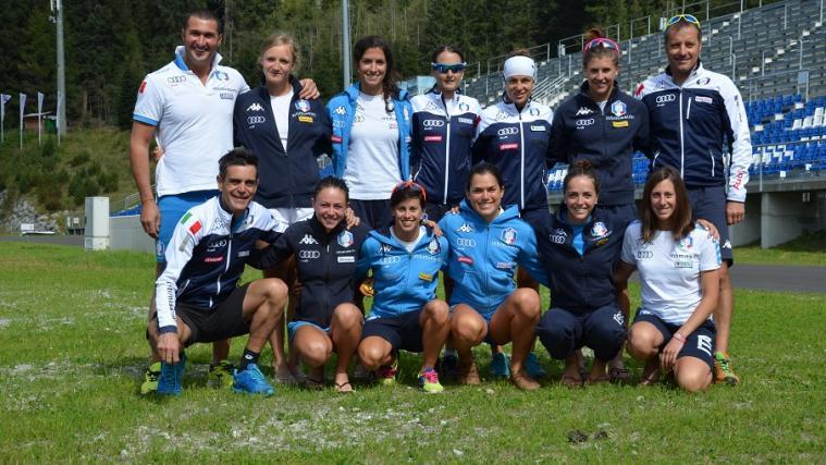 Das Langlaufteam der Damen mit Giulia Stürz (vorne, dritte v.r.)