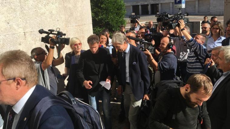 Alex Schwazer und sein Anwalt Gerhard Brandstätter auf dem Weg zum Gericht. © DLife