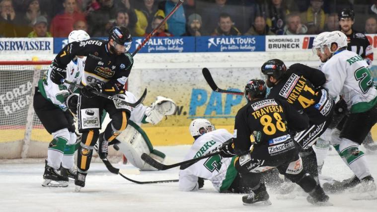 Voller Einsatz: Der HC Pustertal und HK Olimpija spielen sich heute den Alps-Hockey-League-Titel aus. © Optic Rapid