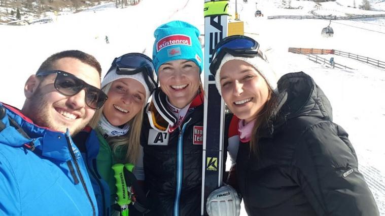 Lizz Görgl (Dritte von links) stand für ein Erinnerungsfoto gerne bereit