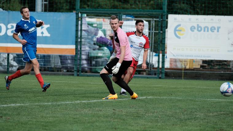 Eppans Osti (in weiß) traf gegen Bruneck doppelt ins Schwarze (Foto Runggaldier)