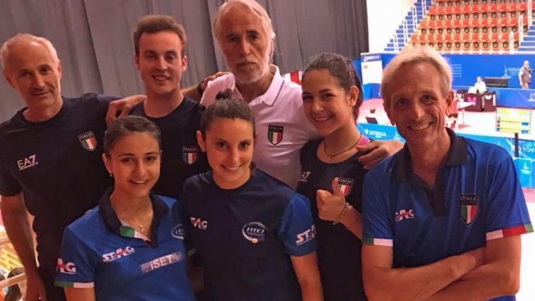 Giorgia Piccolin (vorne links) und das italienische Tischtennisteam mit CONI-Chef Giovanni Malagó (hinten Mitte). © FITET