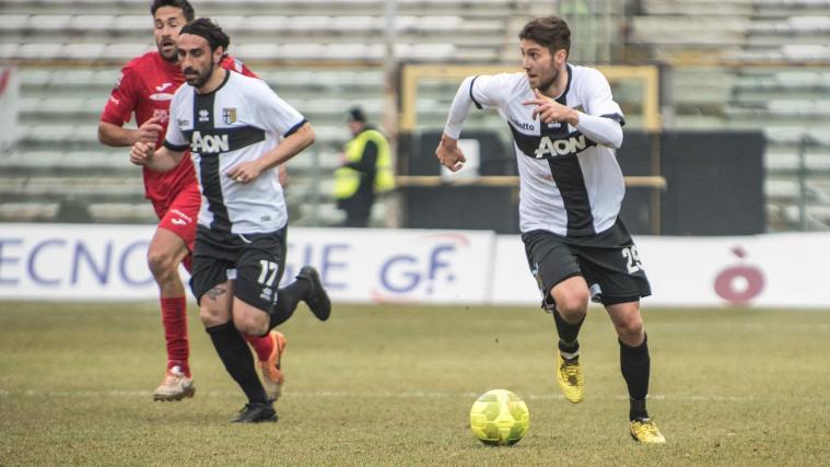 Manuel Scavone (am Ball) darf weiter von der Serie B träumen