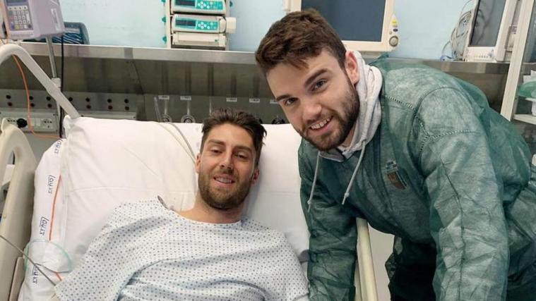 Manuel Scavone wurde im Krankenhaus auch von seinem Gegenspieler Giacomo Beretta, mit dem er im Luftzweikampf zusammengeprallt war, besucht. © facebook/u.s. lecce