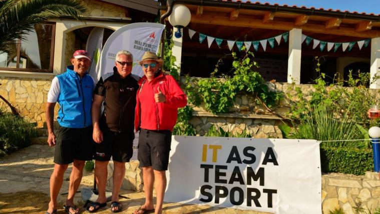 Michael Widmann (Mitte, Brandnamic), Hans Hell (links, Team Hell) und Wolfgang Sparer (rechts, Windsurfing Kaltern)