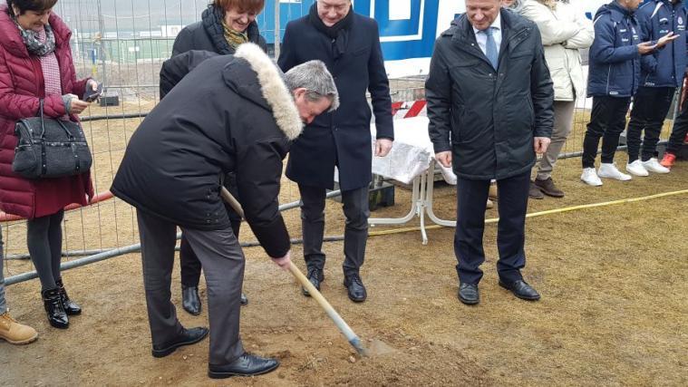 Die Vereinsfunktionäre beim symbolischen Spatenstich (Fotos: SN)