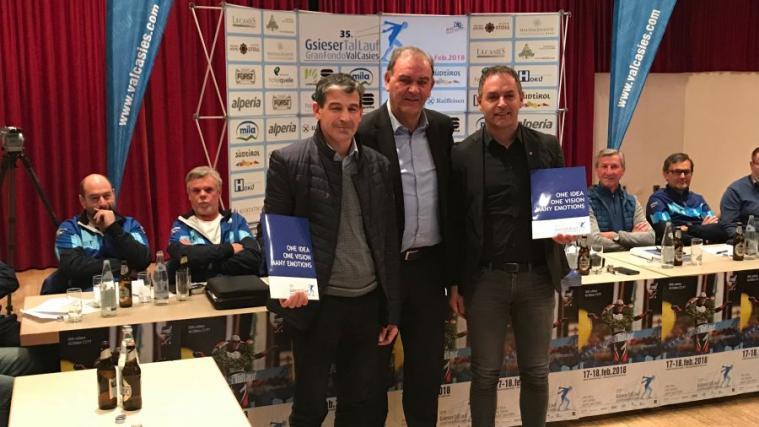 OK-Chef Walter Felderer (Mitte) überreicht den Bürgermeistern Kurt Taschler (rechts) und Albin Schwingshackl (links) traditionsgemäß die erste Broschüre des Gsiesers 2018.