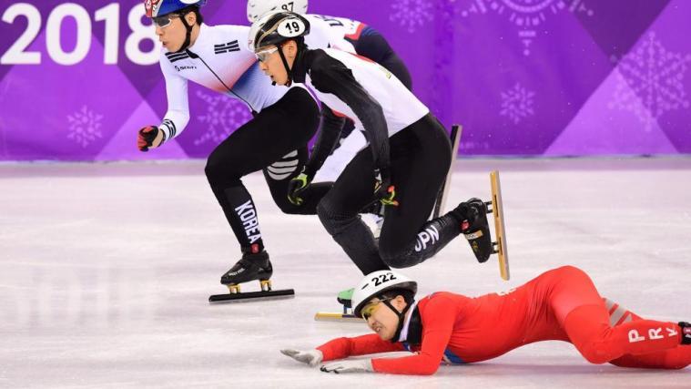 Kwang Bom Jong stürzt und versucht, seinen Nebenmann mit ins Verderben zu reißen. © APA/afp / ROBERTO SCHMIDT