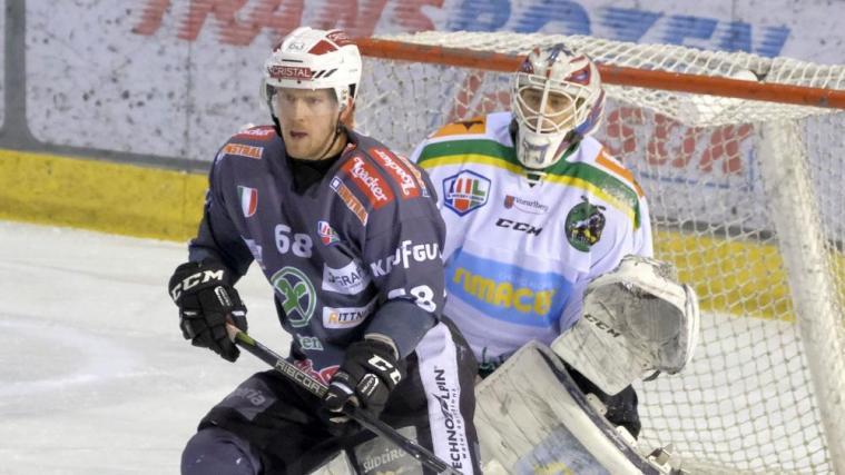 Ritten-Crack Victor Ahlström nimmt in dieser Szene Goalie Timo Waldherr die Sicht. © M. Pattis
