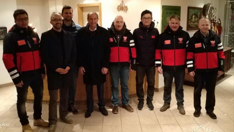 Die Macher des „China Skiteam South Tyrol“ mit den Ehrengästen © sn