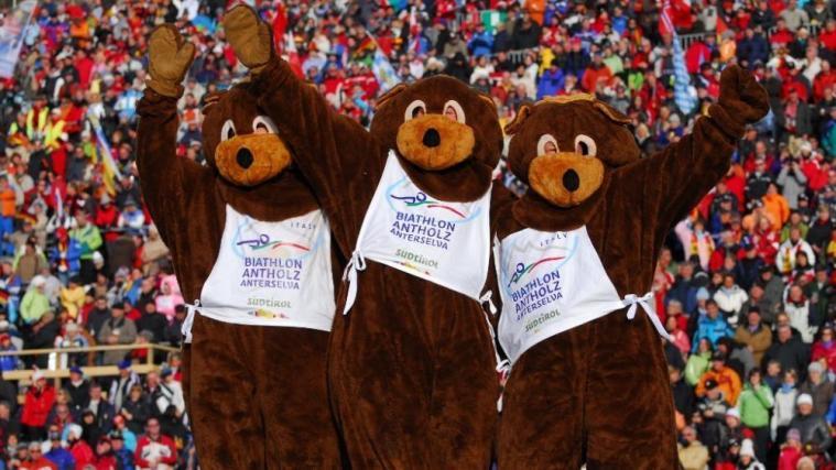 Würden sich über Olympia 2026 freuen: Die Antholzer Maskottchen „Bumsi“.