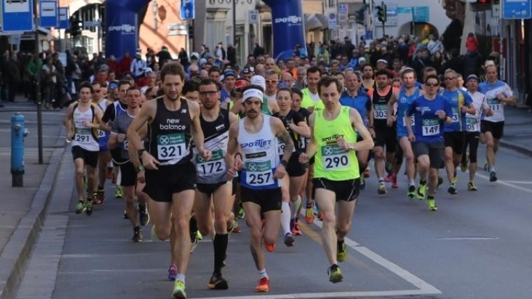 Stuffer, Mair, Perkmann und Rungger beim Start in Meran (Foto: www.running.bz.it)