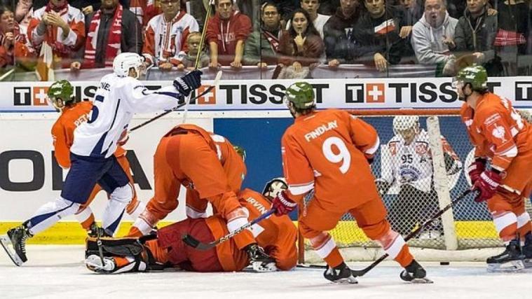 Fünf Mal musste HCB-Goalie Leland Irving hinter sich greifen, dann machte er für Jake Smith Platz. © V. Antonello