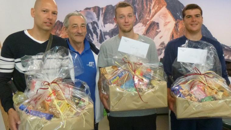 Der ehemalige Eishockey-Crack Lukas Crepaz (2. von rechts) gewann in Gais