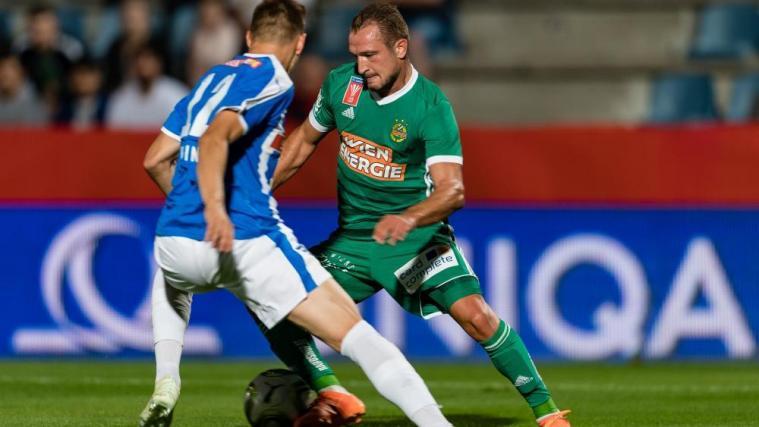 Der Vinschger Matthias Theiner (l.) im Duell mit dem Rapidler Veton Berisha. © APA / EXPA/ STEFAN ADELSBERGER
