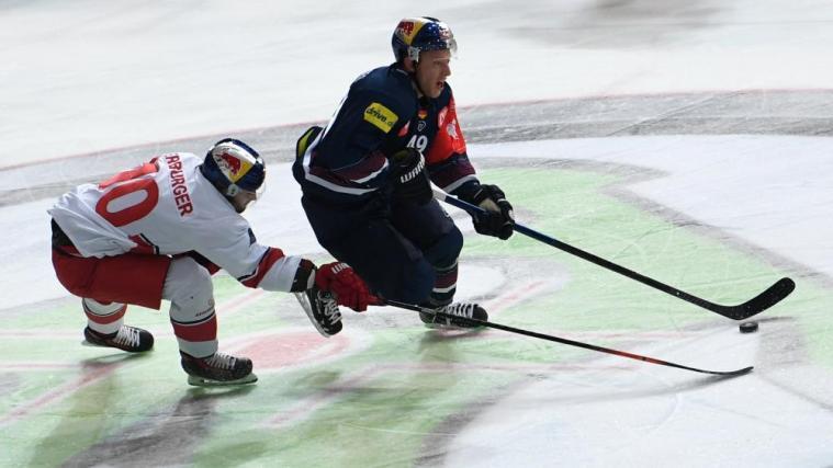 Die Red-Bull-Klubs München und Salzburg lieferten sich einen packenden Kampf. © APA/afp / CHRISTOF STACHE