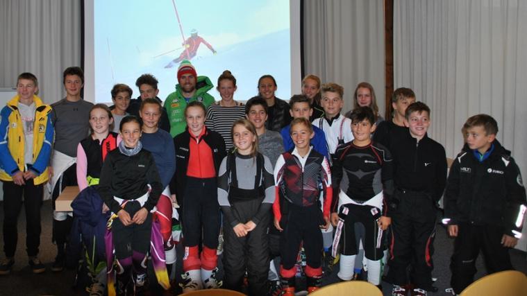 Riccardo Tonetti mit den Ski-Kids aus Bozen (Schnalstaler Gletscherbahnen)