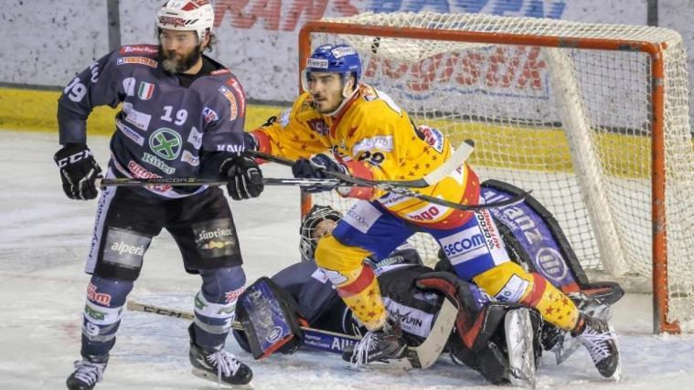 Ritten-Goalie Patrick Killeen (im Hintergrund hinter Teamkollege Dan Tudin und Asiagos Fabrizio Pace) wird auch am Sonntag gefordert sein. © Max Pattis