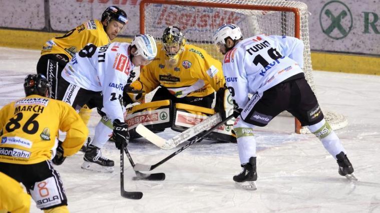 HCP-Goalie Colin Furlong musste am Ritten so oft hinter sich greifen, wie in noch keinem Spiel zuvor. © M. Pattis