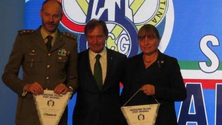 Bei der Prämierung in Modena (v.l.): Patrik Farcoz, Kommandant der Heeressportgruppe, FISI-Präsident Flavio Roda und Lidia Bernardi, die Präsidentin des SC Gröden.