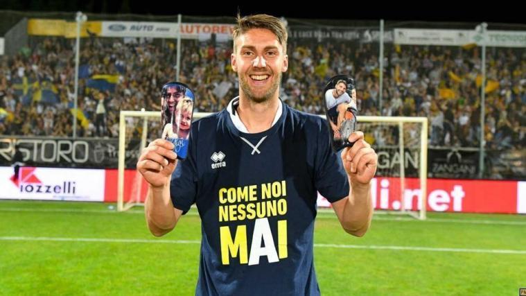 Mit einem großen „A“ auf dem Trikot hat Manuel Scavone mit seinen Teamkollegen von Parma im Frühling den Aufstieg gefeiert. Er selbst bleibt aber in der Serie B und spielt am Montag sein 1. Match für Lecce.