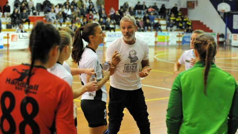 Trainer Hubert Nössing während der Halbzeit gegen Oderzo. (Foto: FB Oderzo)