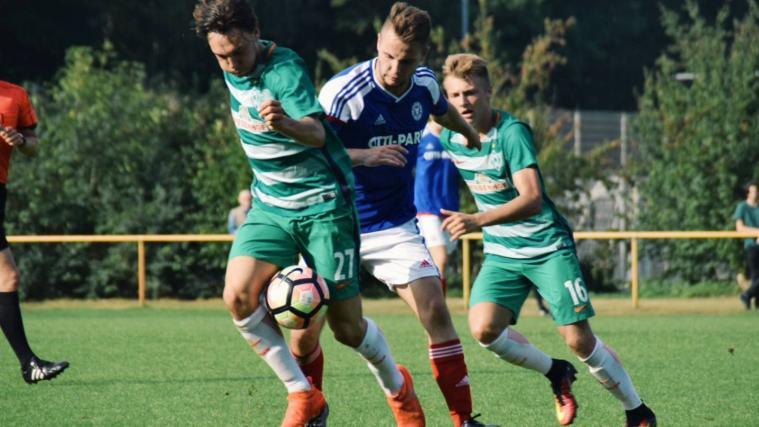 Simon Straudi (am Ball) zählt in der U19 von Werder Bremen zu den festen Sützen