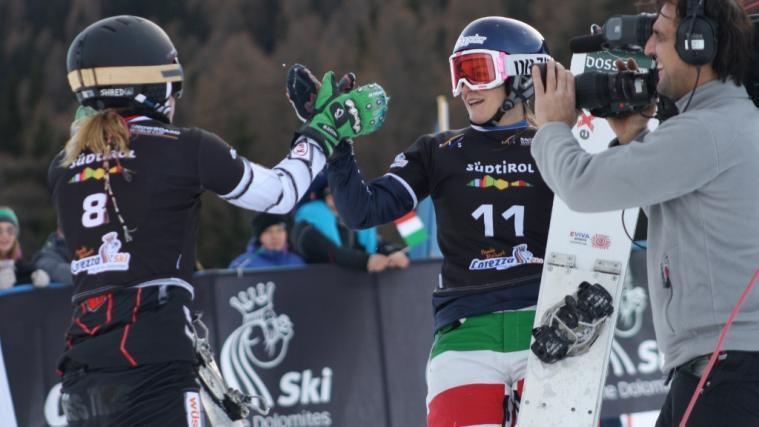 Ester Ledecka (li.) mit Nadya Ochner beim Snowboardweltcup in Carezza