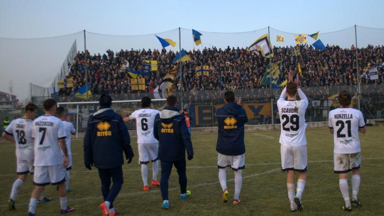 Scavone & Co. bedankten sich beim mitgereisten Anhang (Foto: G. Padovani/Parma Calcio)