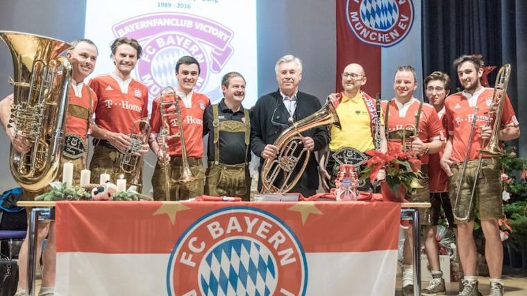 Carlo Ancelotti (5. von links) in Olang (Foto Lukas Schnarf)