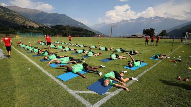 Der FC Augsburg schwitzt zurzeit in Mals. © FCA