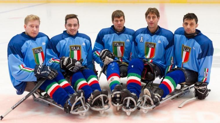 Die fünf Südtiroler Parahockey-Spieler, die in Südkorea für Furoren sorgen wollen.