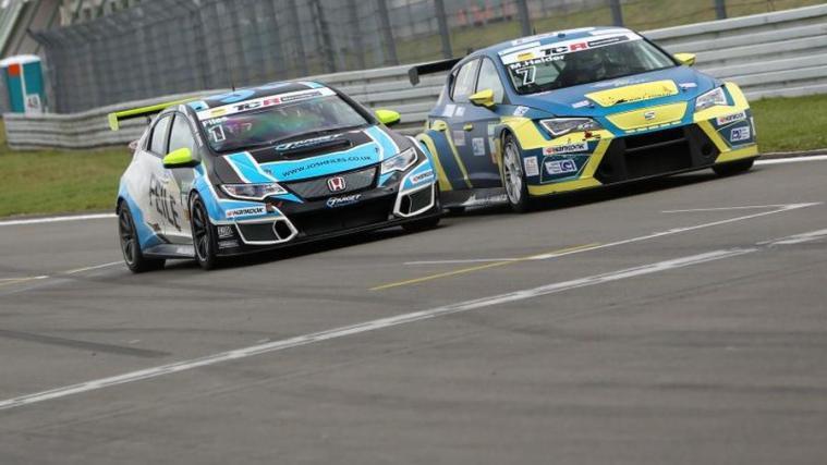 Josh Files (li.) lieferte sich am Nürburgring enge Duelle mit Mike Halder (Foto: ADAC)