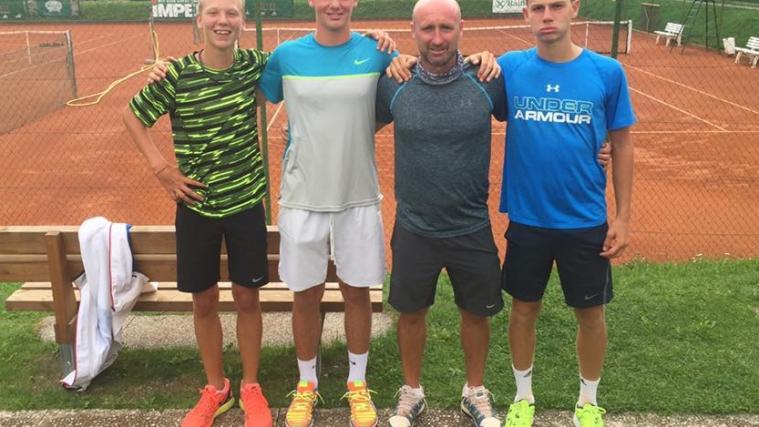 Die Rungger U16 mit Brezinski, De Paola, Trainer Gasbarri und Trocker