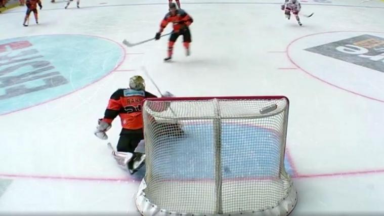 Der schwedische Goalie Robin Rahm griff erstmals in dieser Saison wirklich daneben. © Screenshot