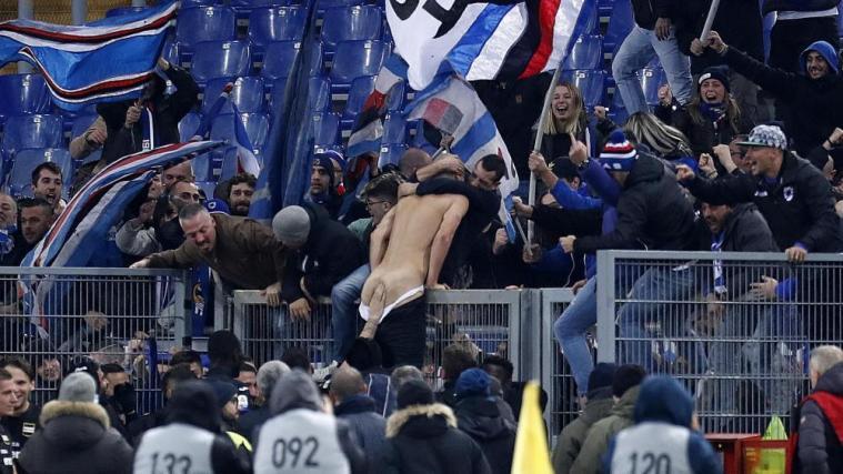 Torschütze Riccardo Saponara feiert mit den Sampdoria-Fans – und scheut dabei auch keinen Körperkontakt. © ANSA / Riccardo Antimiani