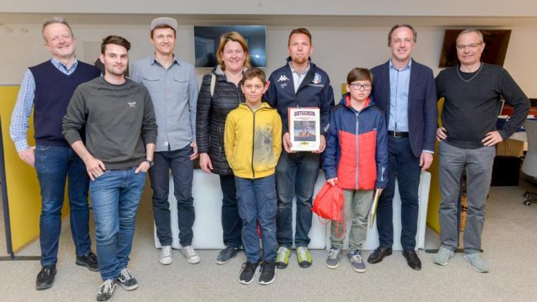 In der Mitte die Siegerfamilie Strickner, flankiert von den Mitarbeitern der Sportredaktion Dolomiten und Sportnews.bz © Dlife-DF
