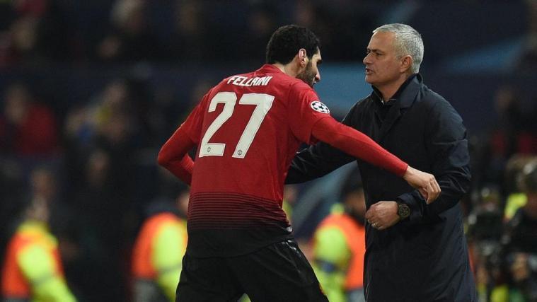 Feiern den Achtelfinal-Einzug: Torschütze Fellaini und Trainer Mourinho. © APA/afp / OLI SCARFF