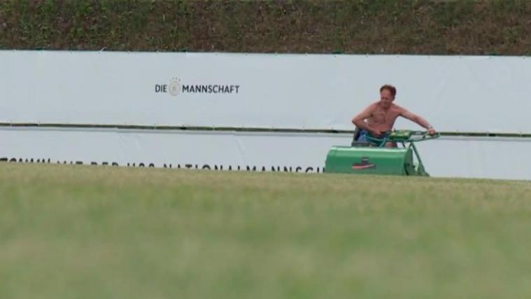 Roland Larcher in seinem Element: Er sorgt am Rungghof für perfekte Trainingsbedingungen.