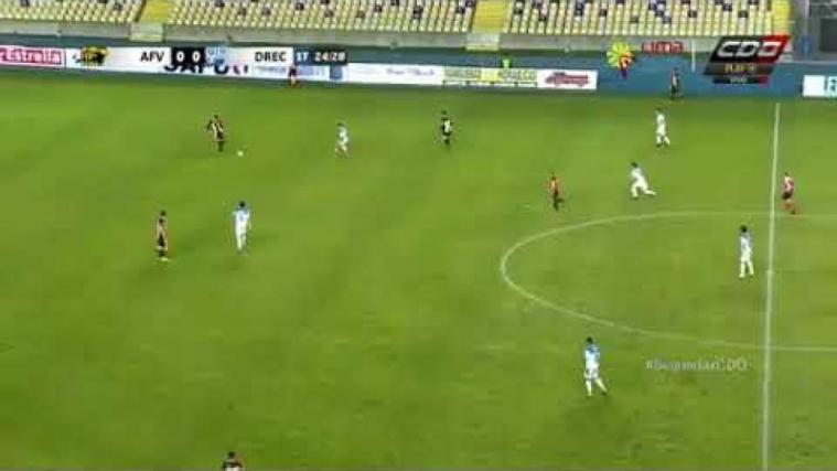 Unreal own goal from the second division of Chile football championship © youtube / whudunnit il