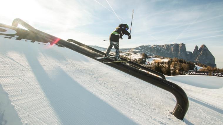 Die Freestyleskier boten beeindruckende Bilder am Fuße des Schlerns (Foto: F-Tech)