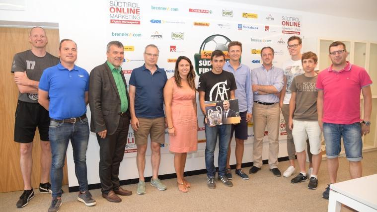 Patrick Wieser (6. von rechts) bei der Übergabe in der Sportredaktion (Foto DLife)