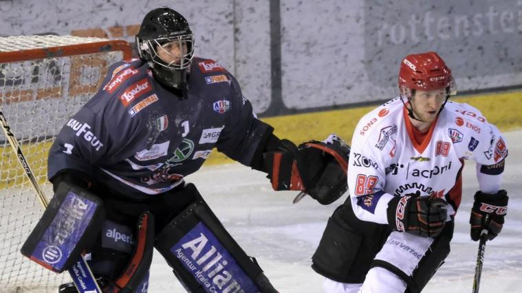 Ritten-Goalie Patrick Killeen musste sich Jesenice um Luka Basic geschlagen geben. © M. Pattis