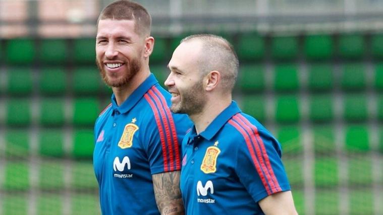 Die Spanier (im Bild Sergio Ramos/l. und Andres Iniesta) bekommen im Falle des WM-Sieges eine Rekordprämie. © PIXATHLON/SID