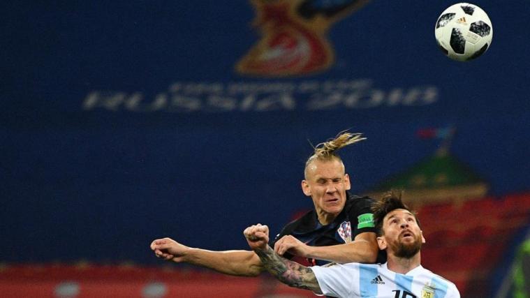 Obenauf: Kroatiens Domagoj Vida ist schon im Achtelfinale, Lionel Messi und seine Argentinier brauchen Schützenhilfe. © APA/afp / JOHANNES EISELE