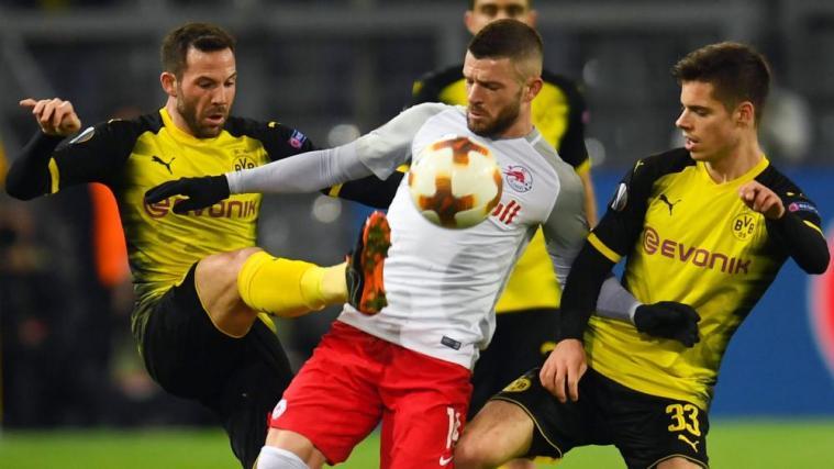 Muss sich heute wieder gegen Dortmund beweisen: Salzburg-Stürmer Valon Berisha (im weißen Trikot). © APA/afp / PATRIK STOLLARZ