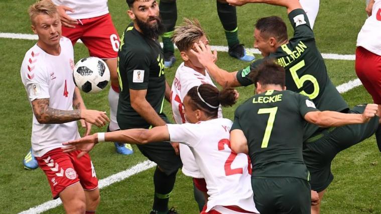 Die umstrittene Szene des Spiels: Poulsen spielt den Ball mit der Hand. © APA/afp / EMMANUEL DUNAND