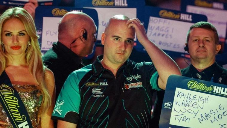 Titelverteidiger Rob Cross ist bei der WM raus © SID / TOLGA AKMEN