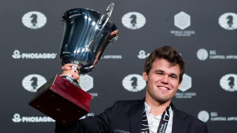 Titelverteidiger Magnus Carlsen © APA/afp / EDUARDO MUNOZ ALVAREZ